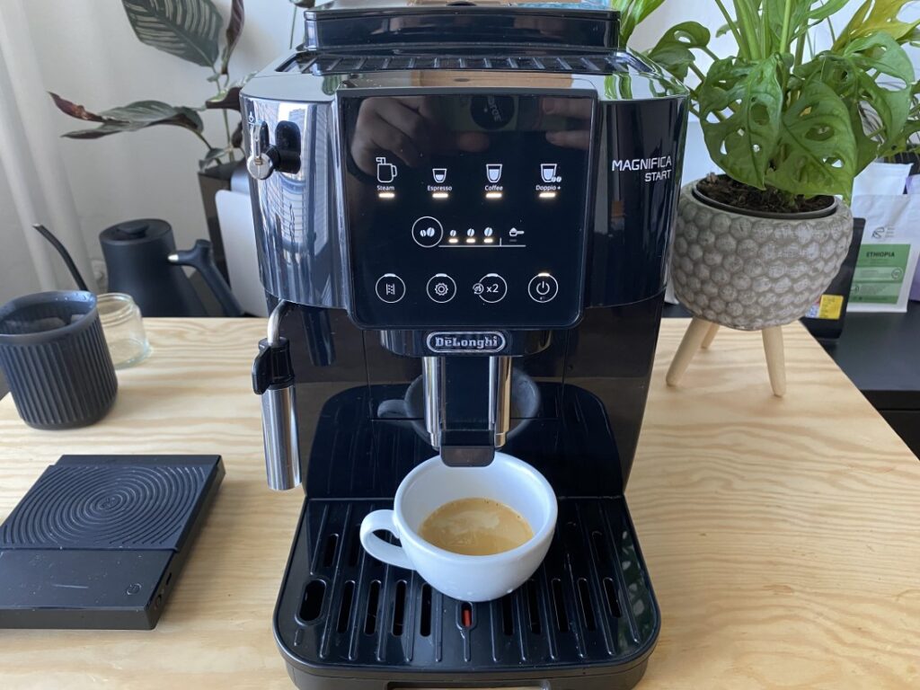 DeLonghi Magnifica Start - pripravené espresso